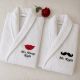 Set de doua halate albe personalizate pentru cuplu, brodate cu Mrs. Always Right, Mr. Right, buze rosii si mustata neagra, cadou romantic pentru el si ea.